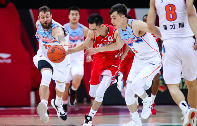 新疆队完胜步行者,戈贝尔带队取胜 新疆队完胜步行者,戈贝尔带队取胜