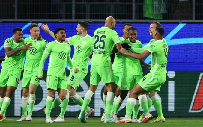 匈牙利队主场取胜,跃升至小组前四的位置 匈牙利队主场取胜,跃升至小组前四的位置