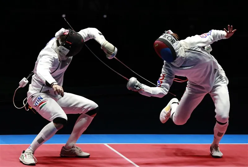 紧张对抗,球队为荣誉而拼搏 紧张对抗,球队为荣誉而拼搏