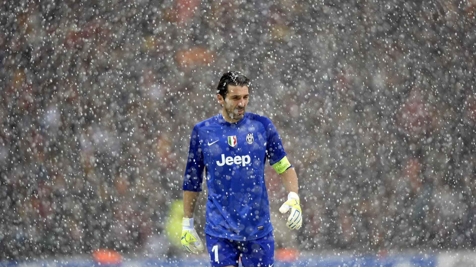 终场哨响与引擎轰鸣,利物浦绝杀之夜,莱万赛道封王的双城记